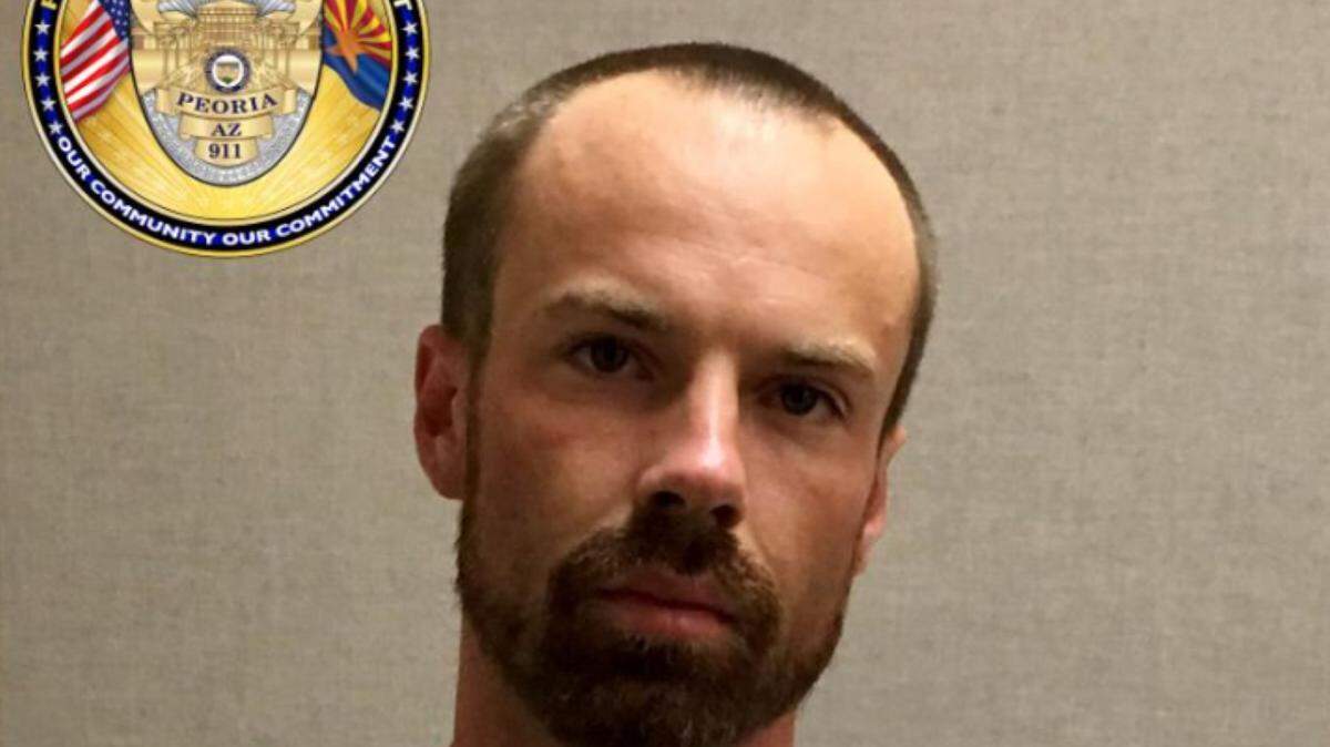 Esta foto publicada por el Departamento de Policía de Peoria el 4 de julio de 2019 muestra a Michael Adams, de 27 años de edad, el sospechoso acusado de cortarle la garganta a Elijah Al-Amin el 4 de julio en una tienda.
