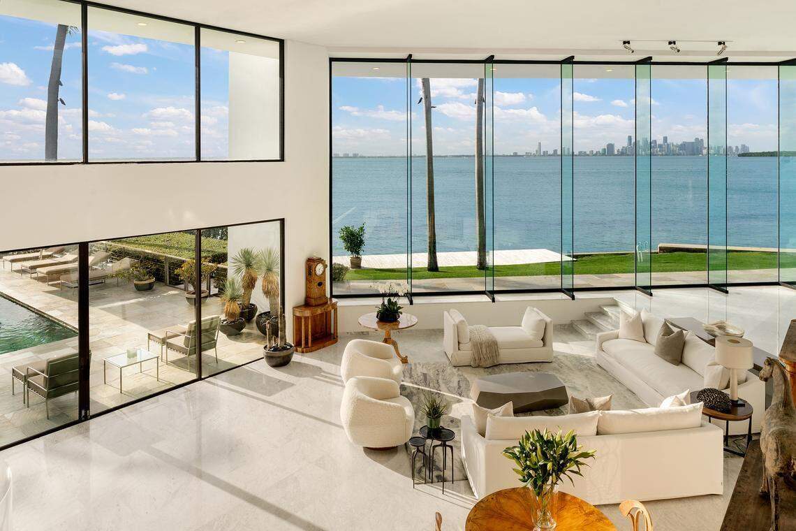 La sala de estar de la vivienda ofrece amplias vistas del horizonte de Miami a través de la bahía de Biscayne. Jill Eber / Judy Zeder / 1 Oak Studios.
