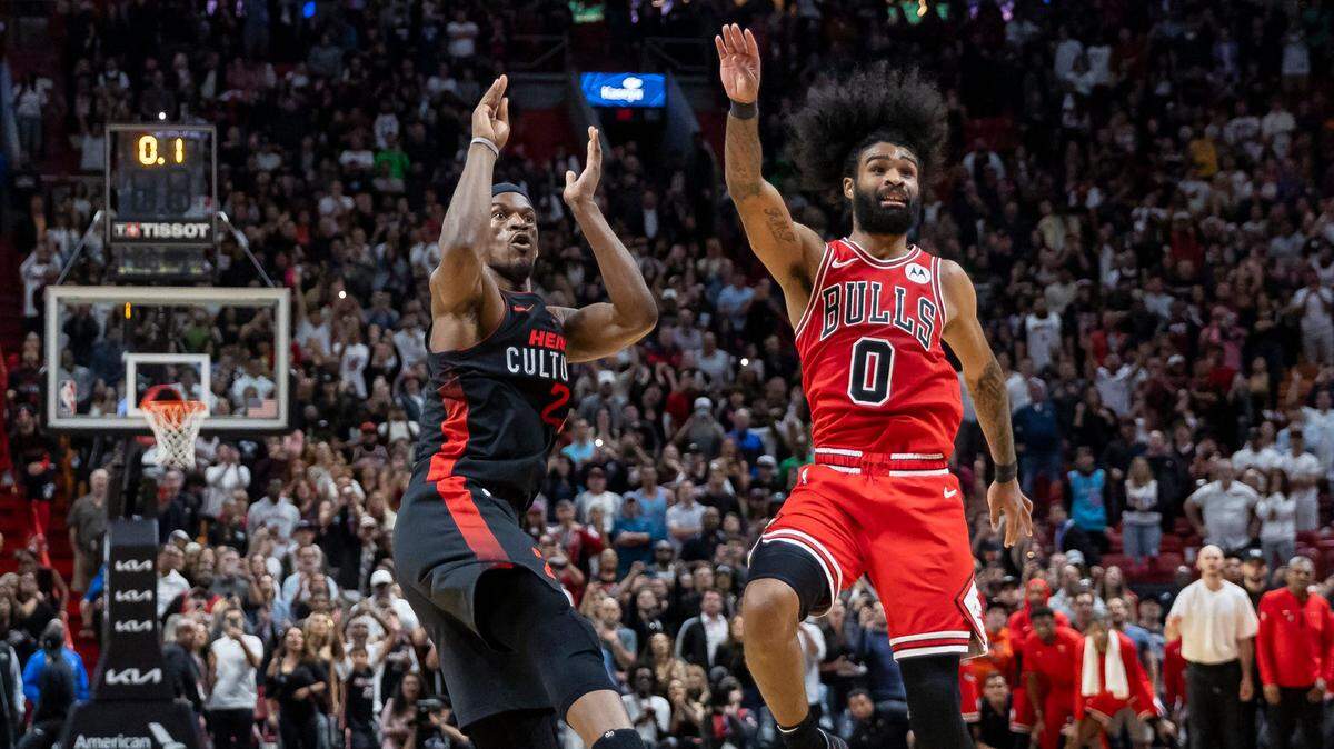El delantero del Miami Heat, Jimmy Butler (22), dispara el balón ganador del juego mientras el escolta de los Chicago Bulls, Coby White (0), intenta defender en el último cuarto de un partido de la NBA en el Kaseya Center el sábado 16 de diciembre de 2023, en el centro de Miami. Florida.