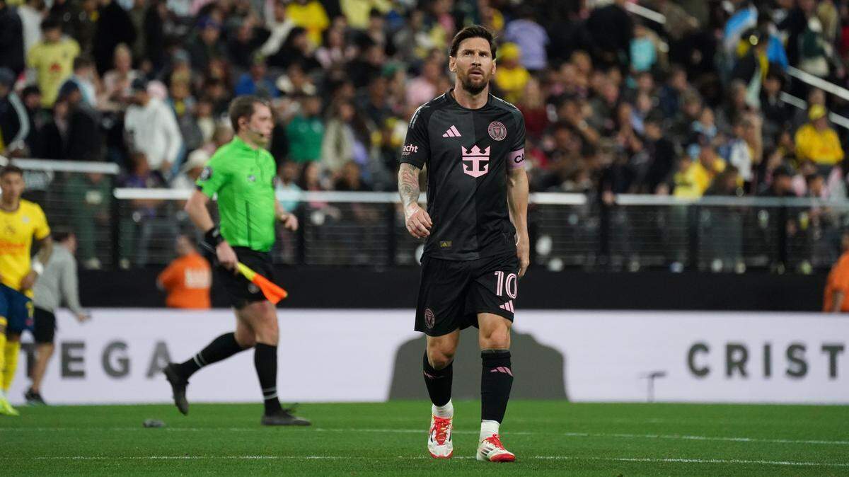  El delantero del Inter Miami CF Lionel Messi (10) abandona el campo al final del primer tiempo contra el Club América en el Allegiant Stadium, el 18 de enero de 2025,  en Las Vegas, Nevada.