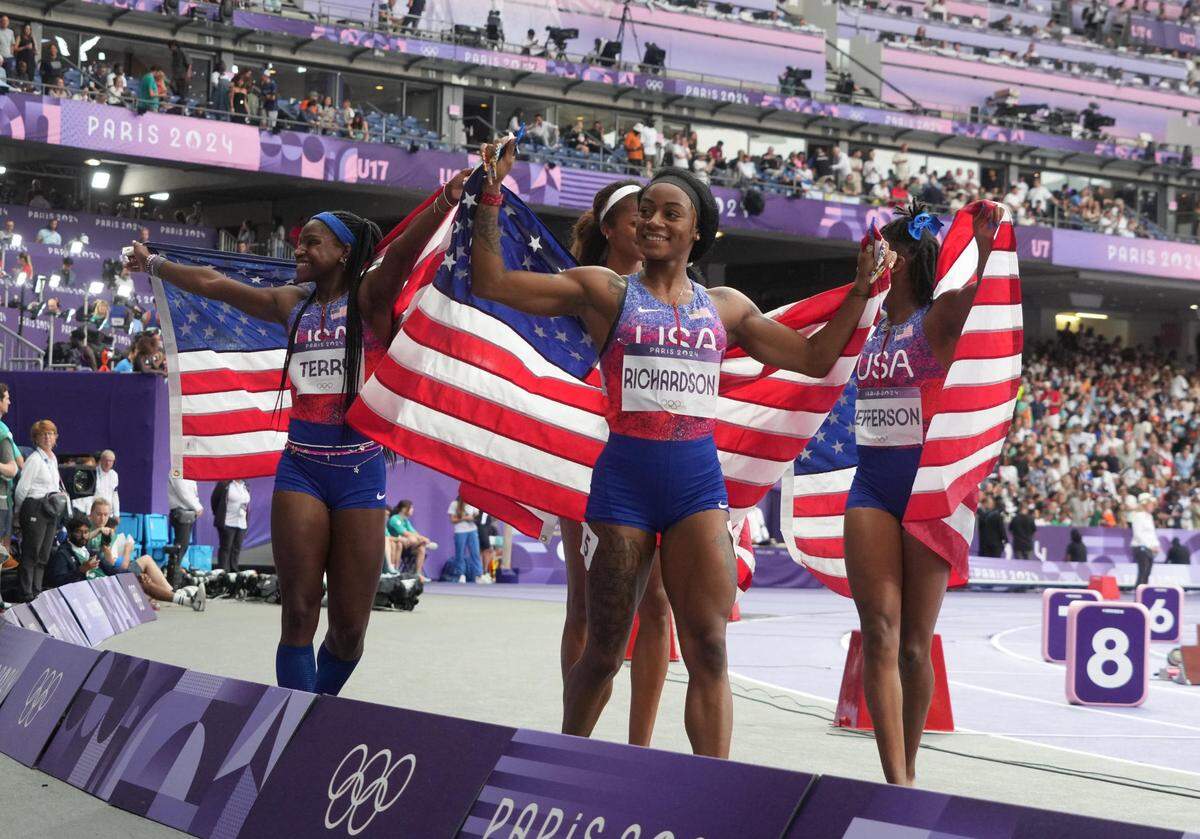 Las corredoras de Estados Unidos Melissa Jefferson, Twanisha Terry, Gabrielle Thomas y Sha’carri Richardson celebran su victoria en la final femenina del relevo 4x100 metros en los Juegos Olímpicos, el 9 de agosto de 2024 en París.