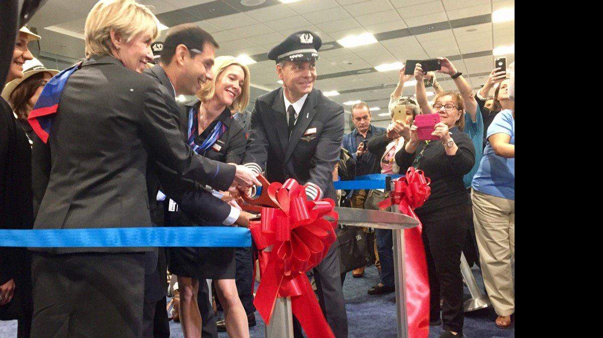 Pilotos y empleados de American Airlines inauguran el primer vuelo en más de 50 años entre Miami y La Habana, el lunes en el Aeropuerto Internacional de Miami. 