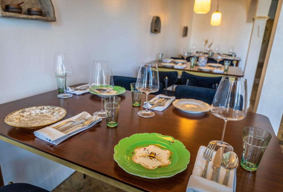 Los cubiertos desparejados en Mutra, un restaurante israelí en North Miami.