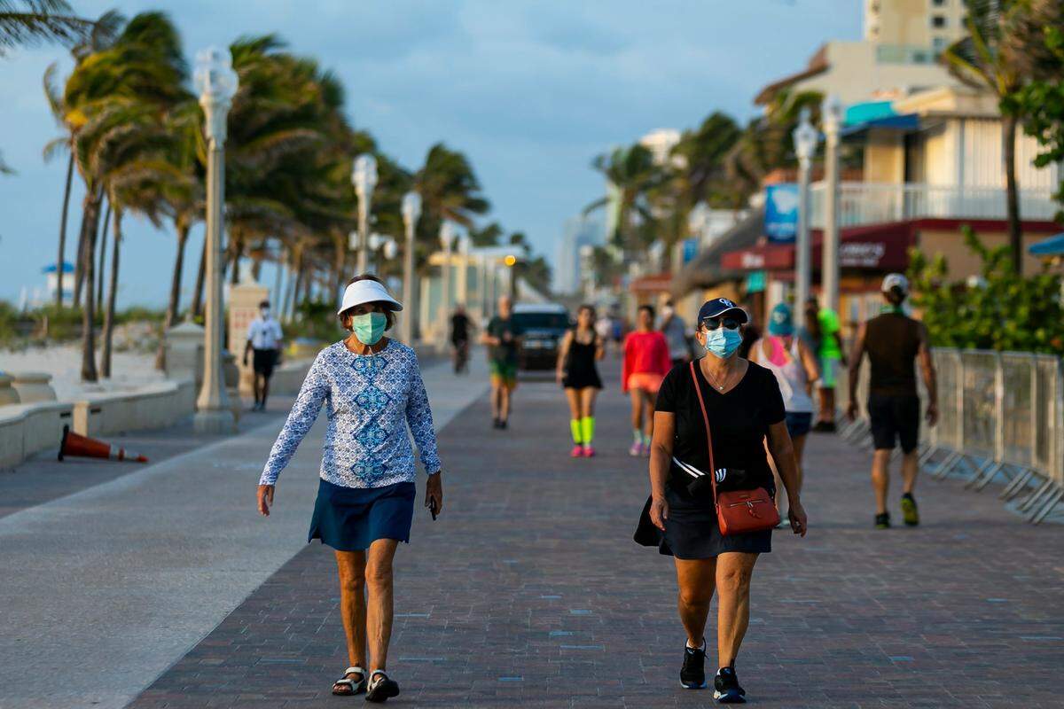 Connie Irwin, de 72 años, y Amy Greenberg, disfrutan de buen clima en su paseo por Hollywood Beach Broadwalk, en mayo.