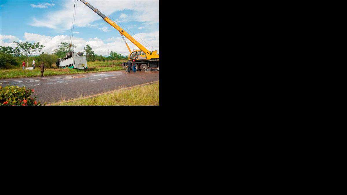 Tres personas fallecidas y otras 64 heridas fue el saldo preliminar del accidente de un camión este jueves cuando transportaba pasajeros por la autopista que enlaza a La Habana y la provincia de Pinar del Río, la más occidental de la isla.