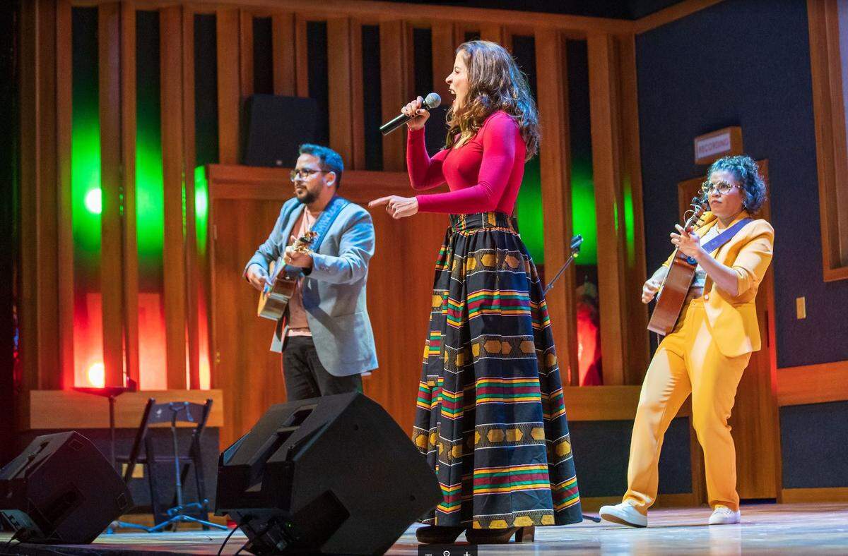 En plena interpretación de Mariaca Semprún (al centro), el cuatrista Miguel Siso y la instrumentista de la bandola María Fernanda González, Mafer Bandola. 