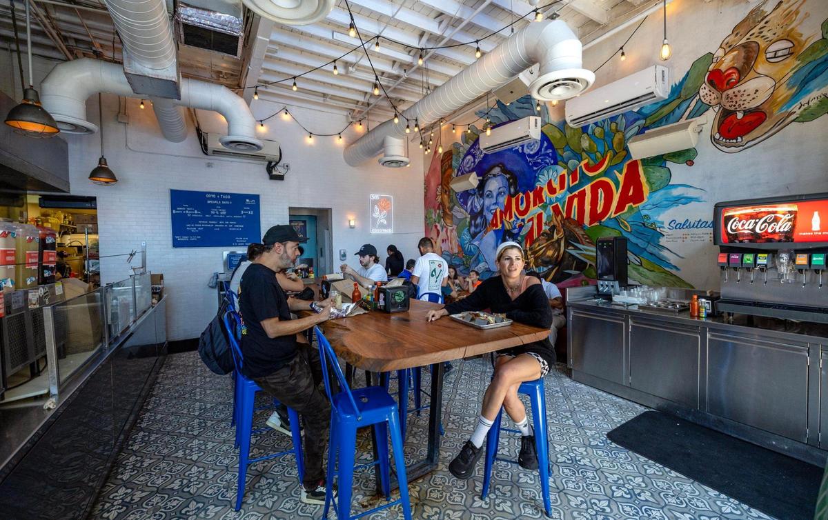 Pasa por el interior de Coyo Taco en Wynwood, abre la puerta y encontrarás un bar clandestino oculto que ha sido uno de los atractivos del restaurante a lo largo de los años.