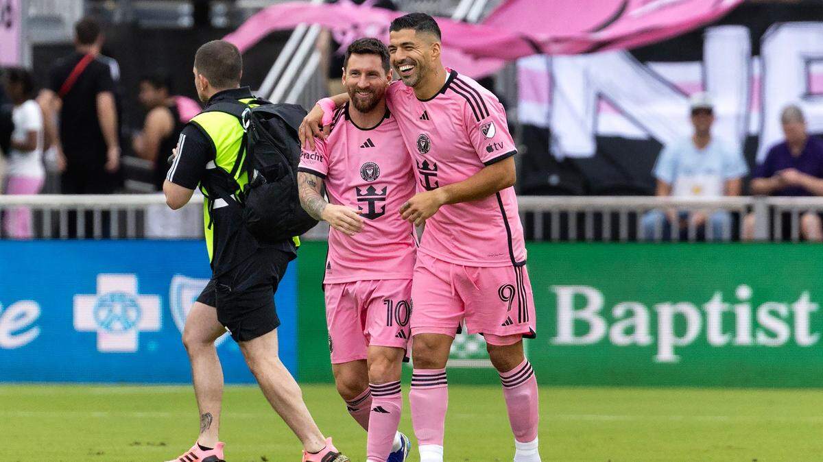 Los jugadores del Inter Miami Lionel Messi (izq.) y Luis Suárez interactúan antes del inicio del partido de la MLS contra Orlando City en el Chase Stadium, celebrado el el sábado 2 de marzo de 2024 en Fort Lauderdale, Florida.