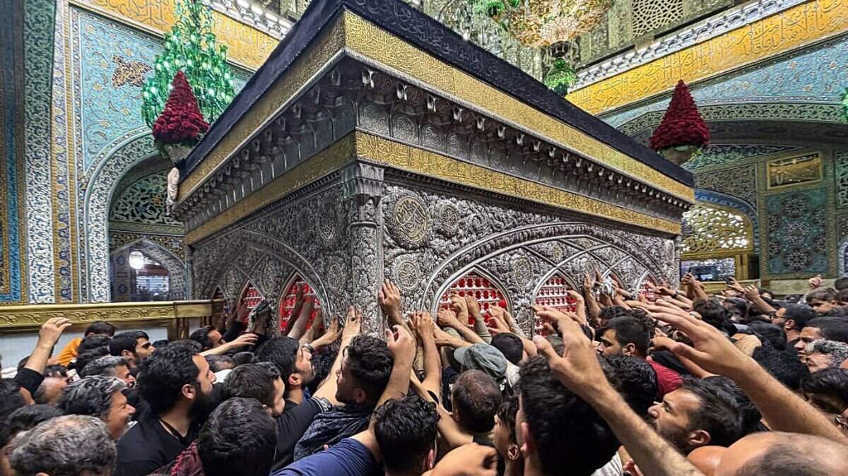 Peregrinos visitan el santuario del imán Reza tras el funeral del líder iraní asesinado Ali Jamenei y sus familiares en Mashhad, el 10 de julio de 2026. Irán dio sepultura el 10 de julio a su exlíder supremo Ali Jamenei, más de cuatro meses después de su muerte en un ataque aéreo, mientras dos días de ataques entre Estados Unidos e Irán despertaban temores de un retorno a una guerra a gran escala.