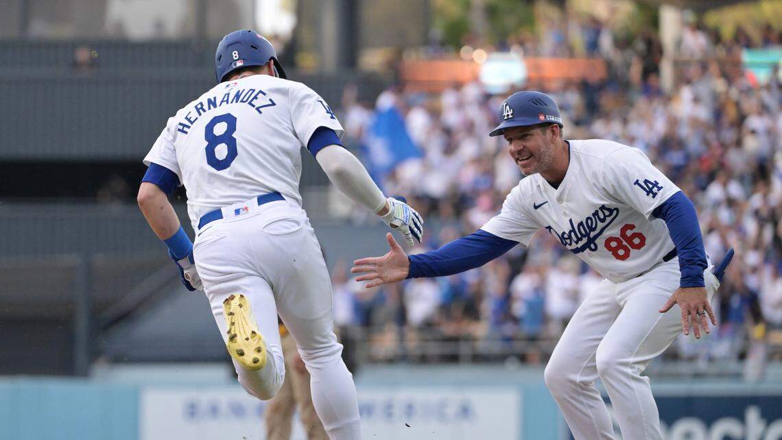 Foto de archivo. El coach de primera base de los Dodgers Clayton McCullough felicita al tercera base Enrique Hernández tras pegar un jonrón en el segundo inning del partido contra los Padres de San Diego, celebrado el 11 de octubre de 2024 en Los Angeles.