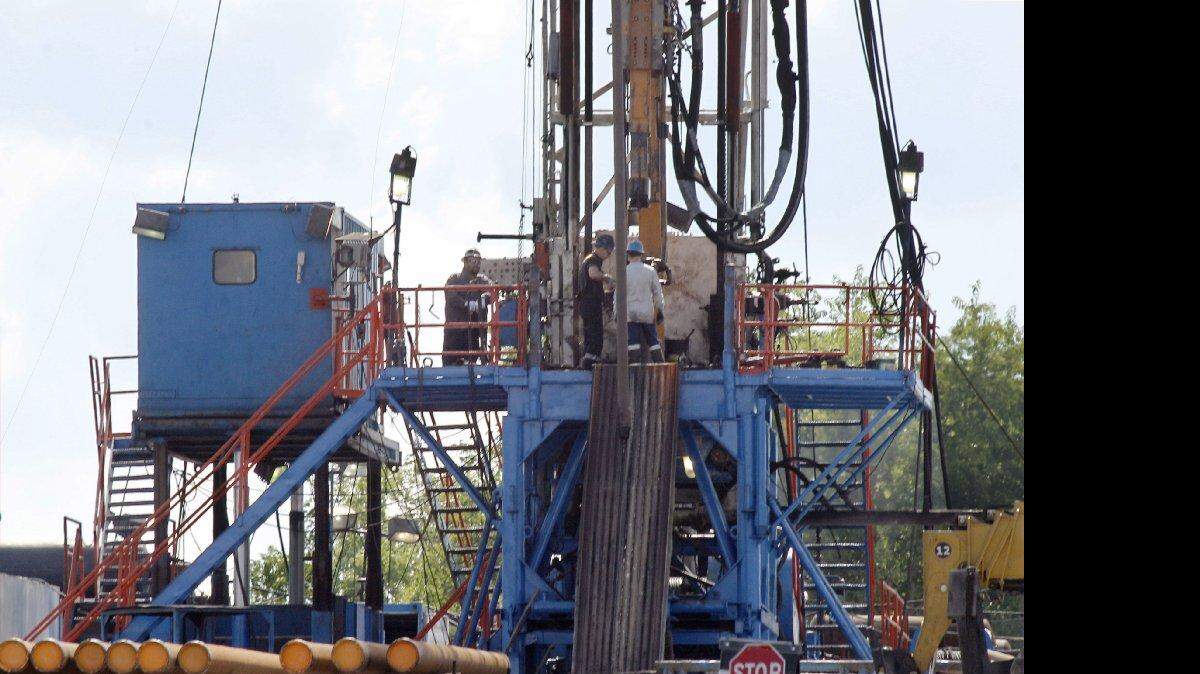La inyección de líquidos en la tierra se realiza bien en yacimientos de petróleo agotados para aumentar su producción o para eliminar el agua salada que resultan de la extracción del petróleo y gas.