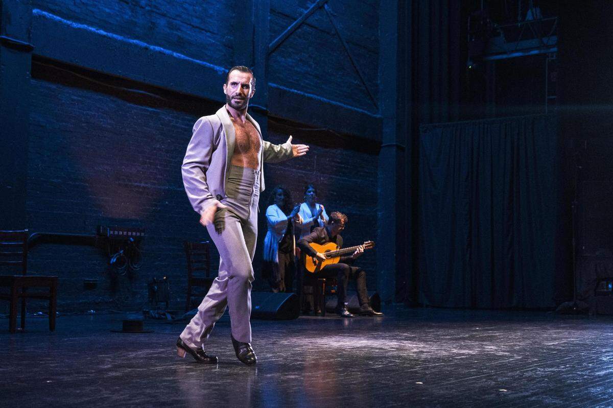 Rafael Ramírez en “Lo Preciso”. En el fondo: Isaac Muñoz en la guitarra y las cantaoras Rosa Linero y Fabiola Santiago. 