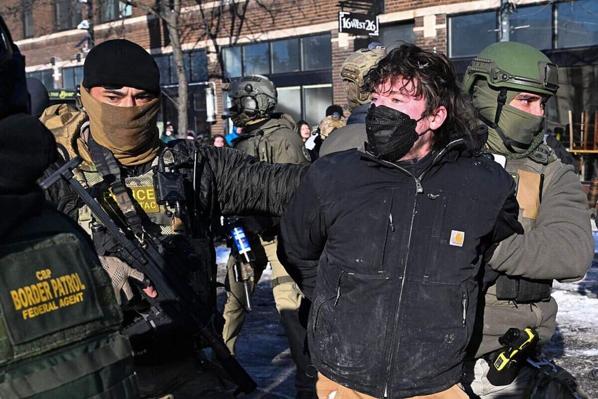 Un hombre es detenido por agentes federales cerca del lugar donde, según las autoridades estatales y locales, otro hombre fue baleado por agentes federales a primera hora de la mañana en Minéapolis, Minesota, el 24 de enero de 2026. El gobernador de Minesota, Tim Walz, declaró el sábado que los agentes federales desplegados en Minéapolis como parte de una amplia operación contra la inmigración habían protagonizado “otro tiroteo horrible”, menos de tres semanas después del tiroteo mortal de Renee Good.
