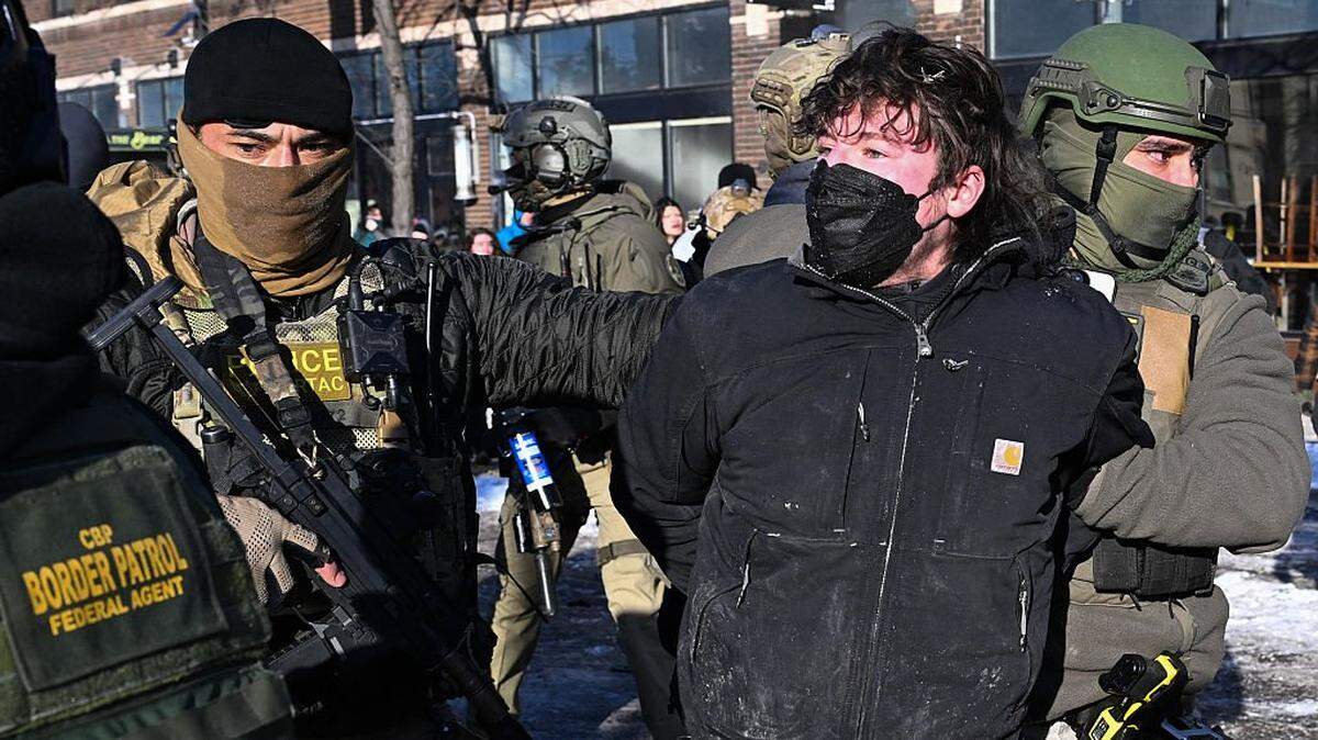 Un hombre es detenido por agentes federales cerca del lugar donde, según autoridades estatales y locales, otro hombre fue baleado por agentes federales en la madrugada en Minneapolis, Minnesota, el 24 de enero de 2026. El gobernador de Minnesota, Tim Walz, declaró el sábado que los agentes federales desplegados en Minneapolis como parte de una amplia operación contra la inmigración habían protagonizado “otro tiroteo horrible”, menos de tres semanas después del tiroteo mortal de Renee Good.