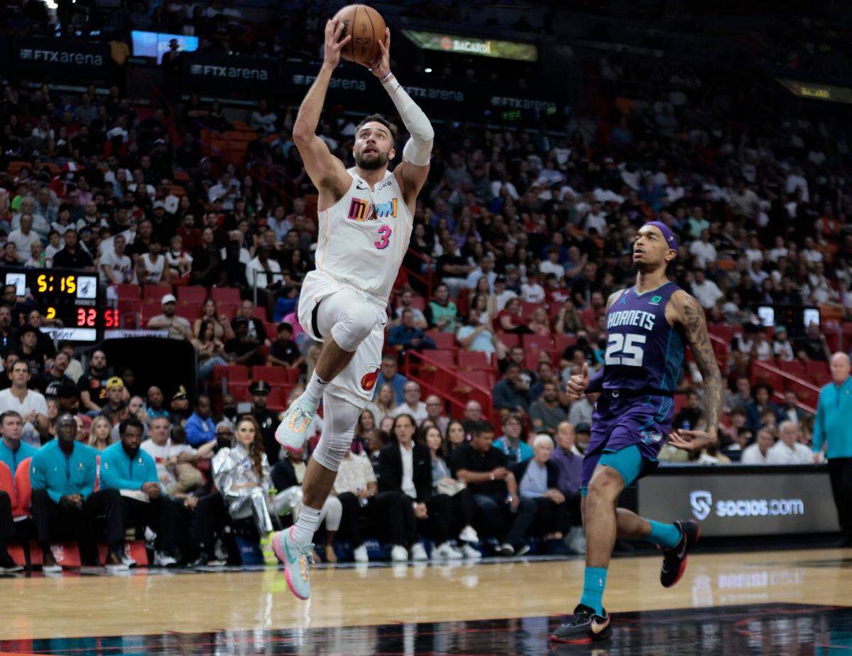 El jugador del Heat Max Strus entra al aro en el segundo cuarto del partido ante los Hornets de Charlotte, celebrado el 10 de noviembre de 2022 en Miami.