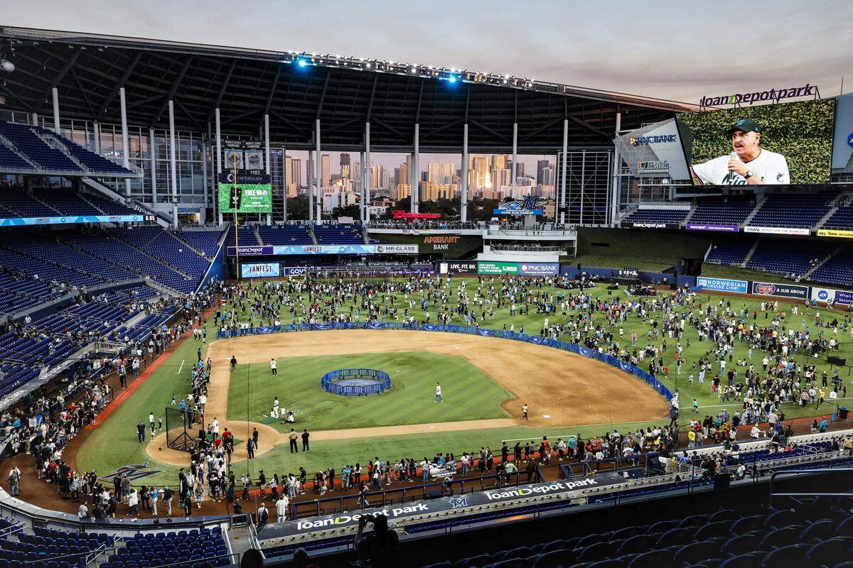 Más allá de anuncios, camisetas retro y autógrafos, el Fetival del Fanático 2026 de los Marlins dejó una imagen difícil de ignorar: 20,727 aficionados asistieron al loanDepot park el sábado. 