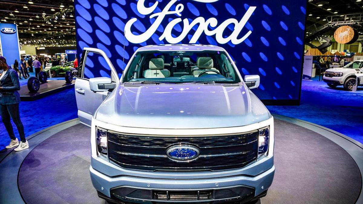 Ford anunció el lunes que rebajará el precio de la camioneta eléctrica F-150 Lightning hasta en $10,000, gracias al aumento de la capacidad de producción y la reducción de los costes de las materias primas de baterías.