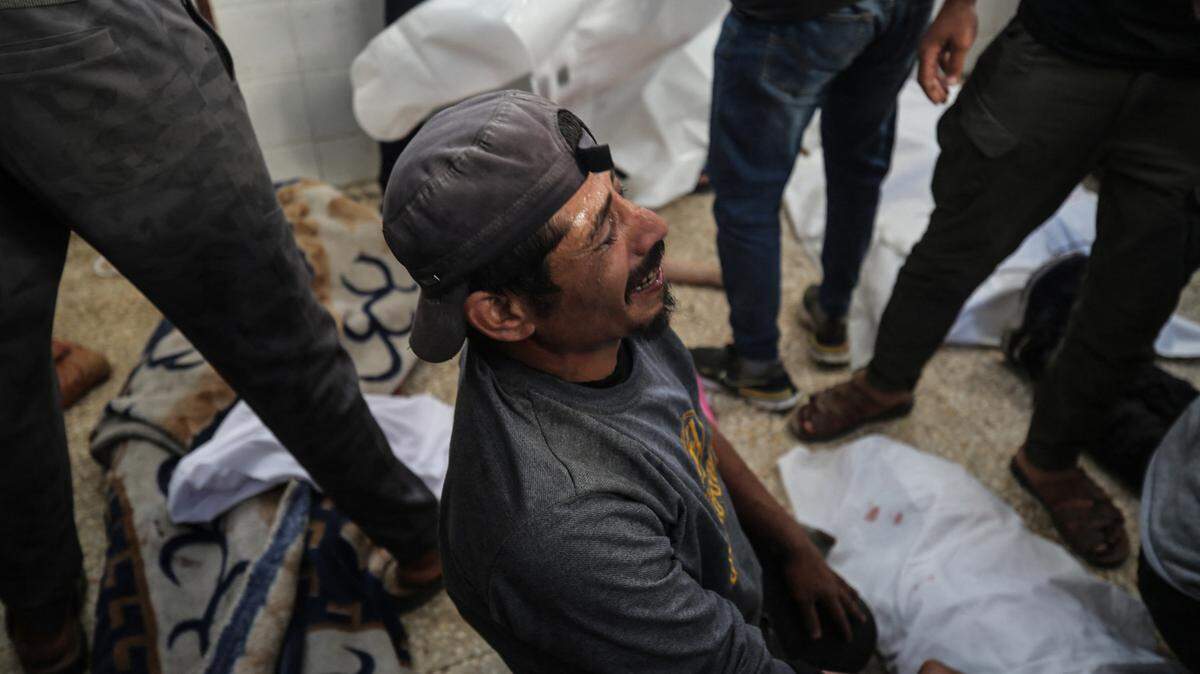 Los palestinos están de luto por la muerte de sus seres queridos tras un bombardeo israelí en Maghazi, en el centro de la Franja de Gaza, el 16 de abril de 2024, en medio de batallas en curso entre Israel y el grupo militante palestino Hamás. 