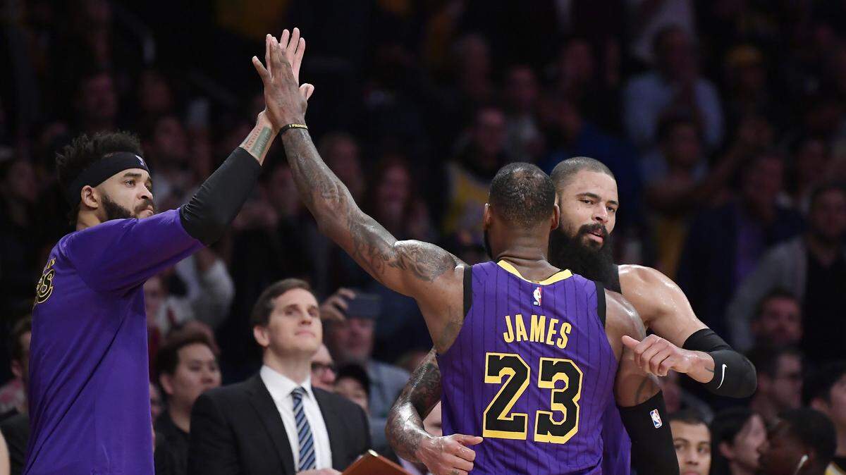 LeBron James (23) saluda a JaVale McGee (izq.) en un partido entre los Lakers y los Trail Blazers, el 14 de noviembre de 2018 en  Los Angeles.