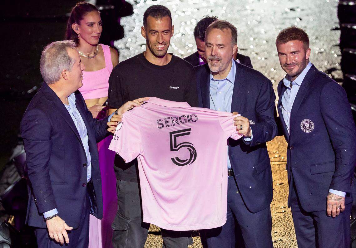 Sergio Busquets (centro) en su presentación como jugador del Inter Miami con los propietarios del equipo Jorge Mas (izq.), José Mas y David Beckham (ambos a la derecha), el domingo 16 de junio de 2023 en Fort Lauderdale, Florida.