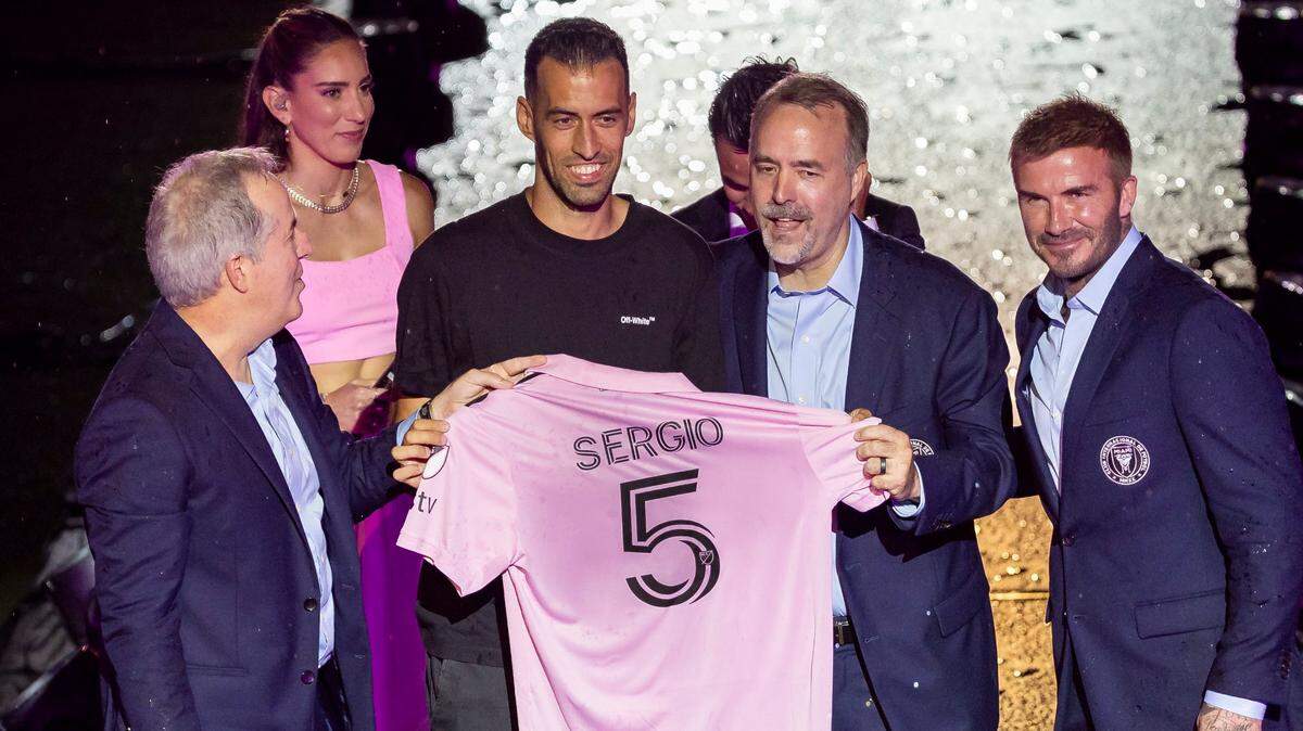 Sergio Busquets (centro) en su presentación como jugador del Inter Miami con los propietarios del equipo Jorge Mas (izq.), José Mas y David Beckham (ambos a la derecha), el domingo 16 de junio de 2023 en Fort Lauderdale, Florida.
