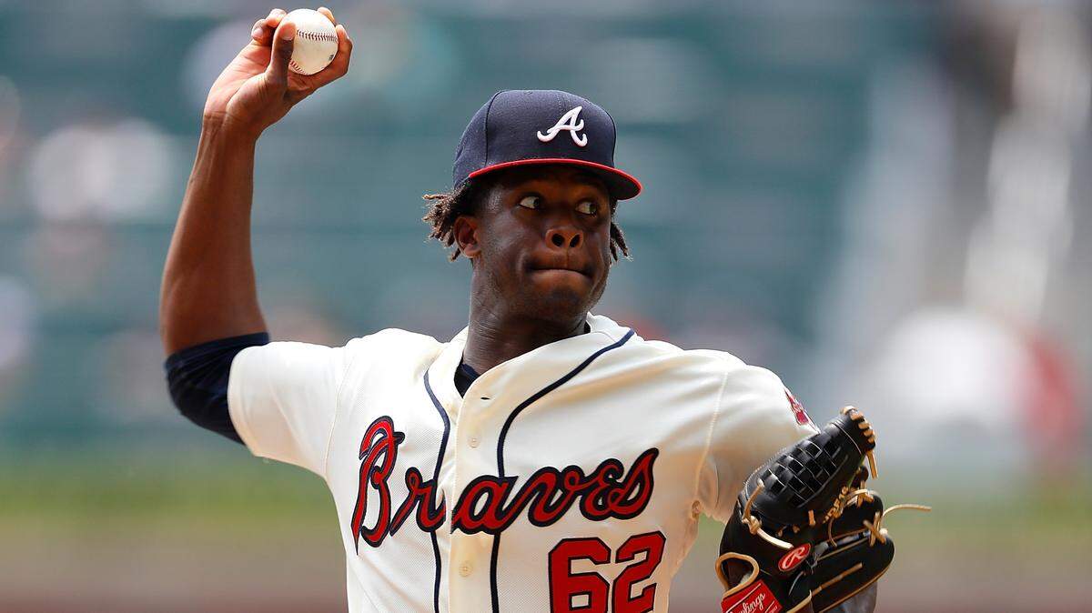 El abridor de los Bravos Touki Toussaint lanza en el primer inning contra los Marlins, en el primer juego de una doble jornada celebrado el 13 de agosto de 2018 en Atlanta.