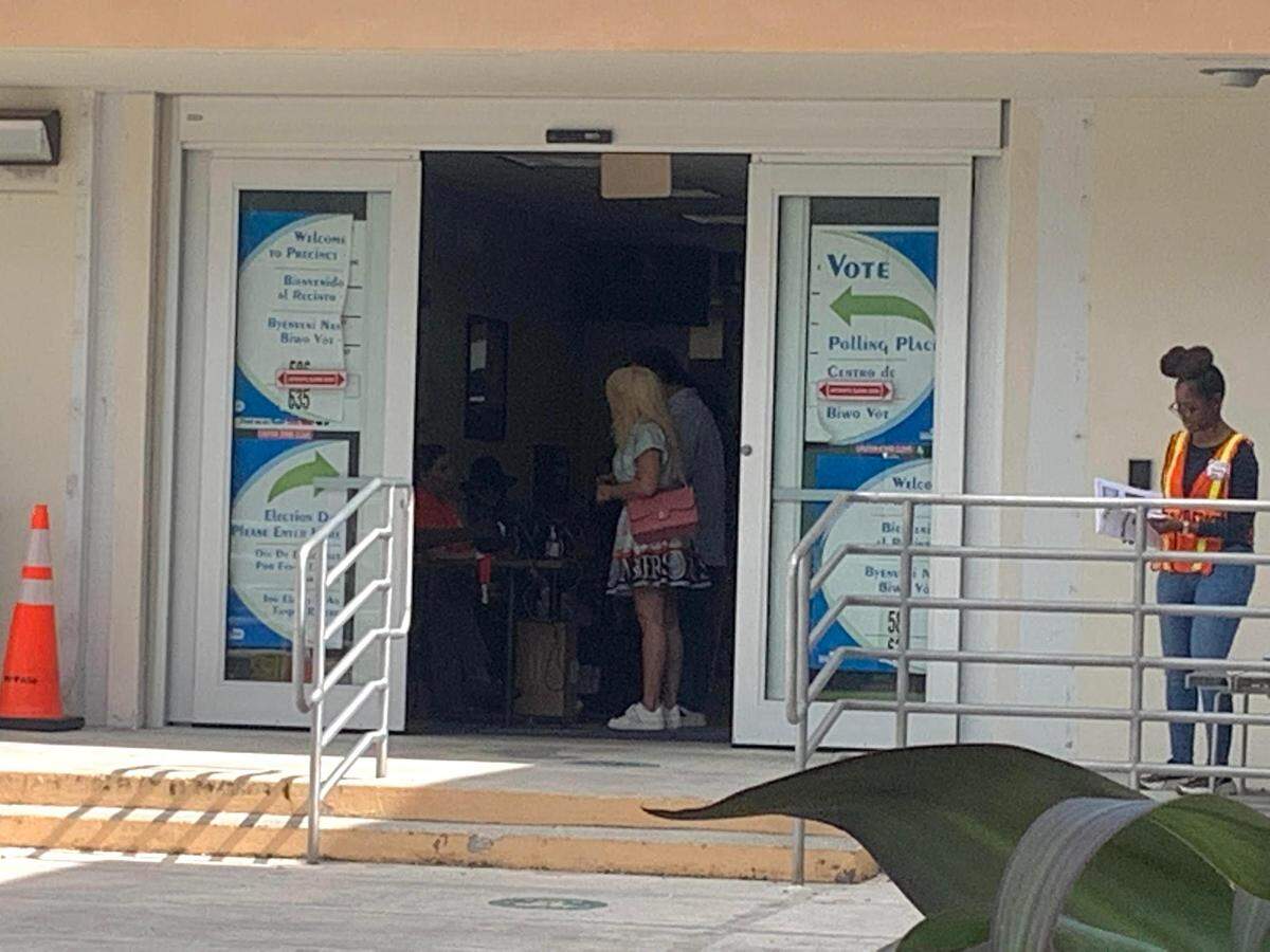 En el centro electoral del&nbsp;Departamento de agua y alcantarillado de Miami Dade, había una gran afluencia de votantes el 8 de noviembre de 2022.