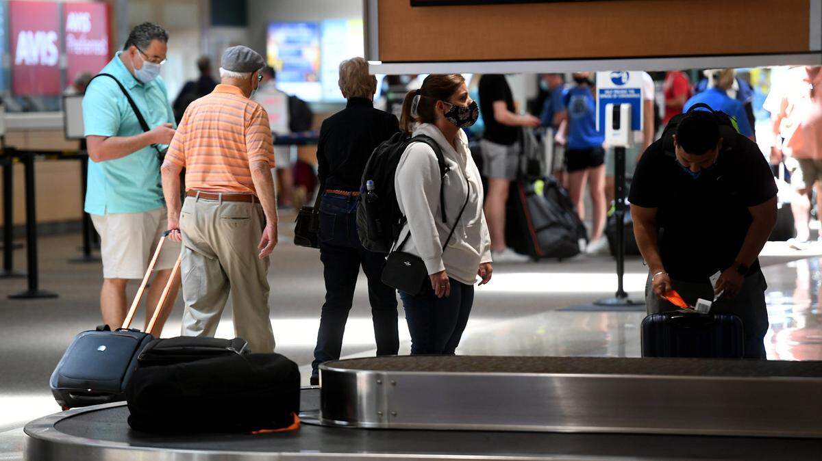 Personas en el Aeropuerto Internacional de Sarasota Bradenton. Se espera que para el feriado de Día de Acción de Gracias 2.9 millones de floridanos viajen. Foto de archivo del 24/05/21.