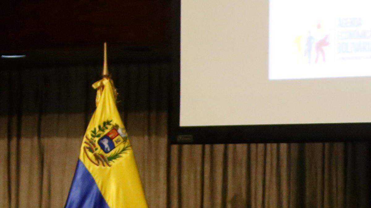 Desde la izquierda, el diputado del Partido Socialista Unido de Venezuela Jesus Farias,  presidente de Corporación Venezolana de Minería, Jose Khan, vicepresidente de Economía Productiva de Venezuela, Miguel Pérez Abad, el ministro para la Banca y Finanzas, Rodolfo Medina, el ministro de Petróleo y Energía, Eulogio del Pino, y al ministro de Alimentación Productiva, Rodolfo Marco Torres, durante una rueda de prensa el 9 de marzo de 2016, en Caracas (Venezuela). 