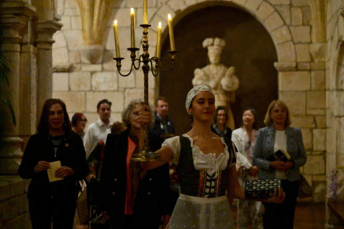La bailarina Natalia Uribe, en el papel de La Narradora, seguida por las asistentes a la función de “Havisham!”, una puesta en escena de Hannah Baumgarten presentada por Dance NOW! Miami (DNM) el 7 y 8 de febrero en el Ancient Spanish Monastery de North Miami Beach.