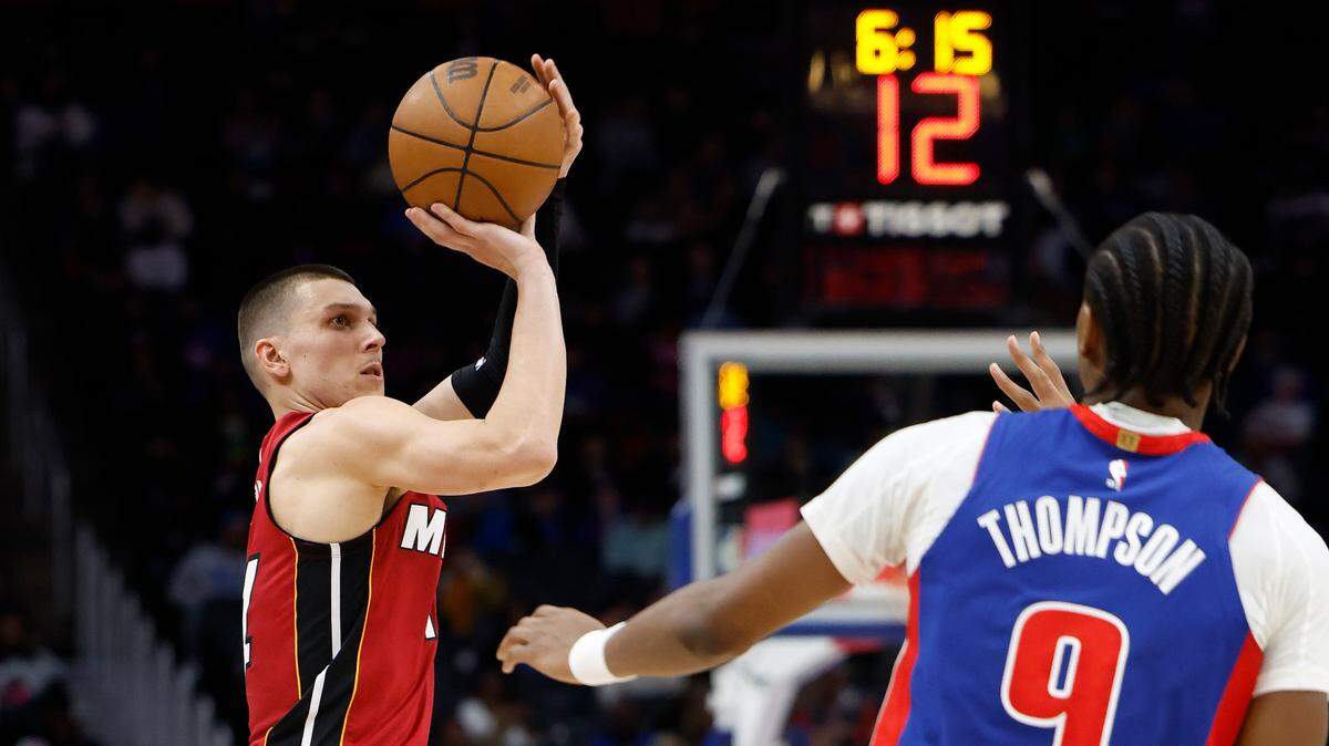 El jugador del Heat de Miami Tyler Herro tira al aro ante la marca de Ausar Thompson, de los Pistons, en el partido celebrado el 16 de diciembre de 2024 en Detroit.