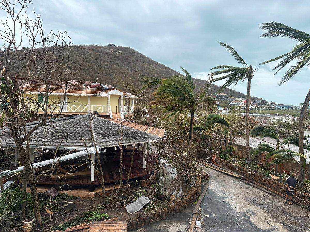Union Island, una isla hermana de San Vicente y las Granadinas, perdió al menos el 90% de sus hogares y negocios según el primer ministro después de que un poderoso huracán Beryl arrancara techos y destrozara casas el lunes 1 de julio de 2024.