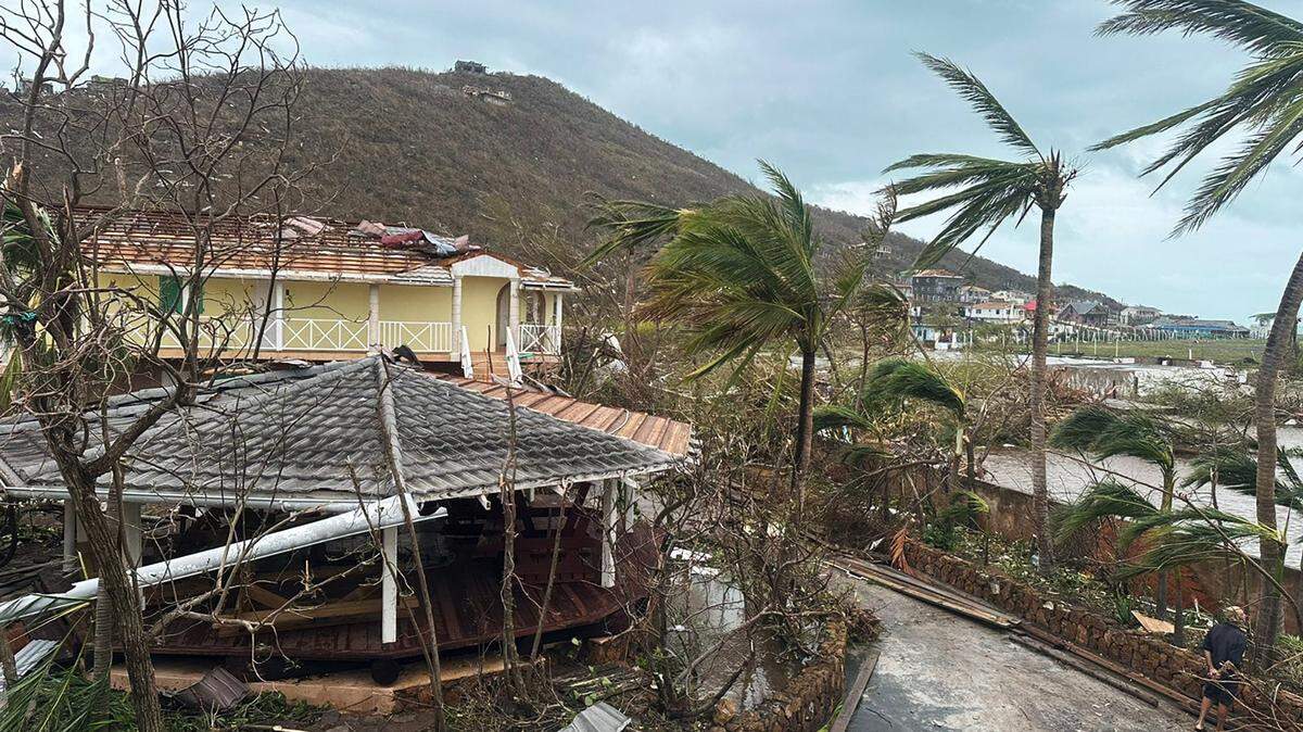 Union Island, una isla hermana de San Vicente y las Granadinas, perdió al menos el 90% de sus hogares y negocios según el primer ministro después de que un poderoso huracán Beryl arrancara techos y destrozara casas el lunes 1 de julio de 2024.