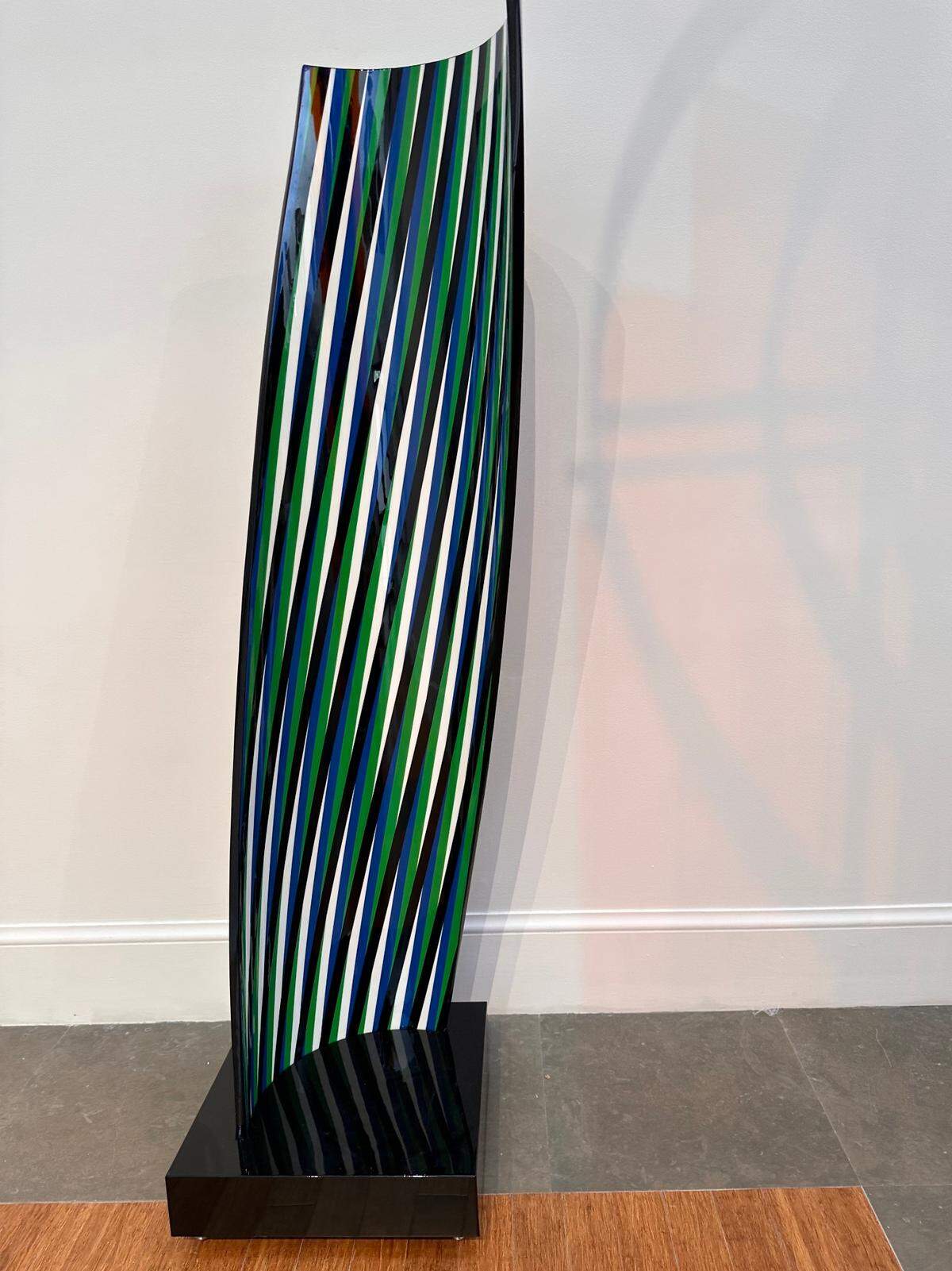 “Cromovela Avila A” (2015) de Carlos Cruz-Diez. PVC, acrílico y acero. 