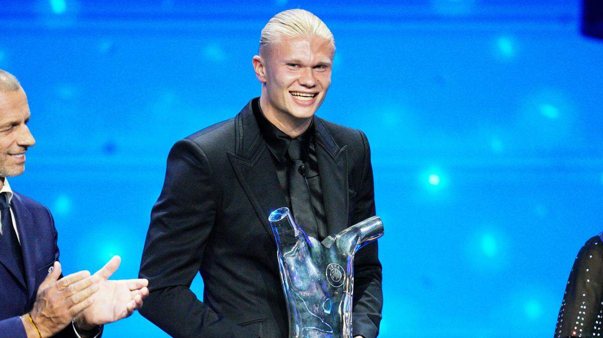 El delantero noruego del Manchester City Erling Haaland recibió este jueves en Mónaco el premio al mejor jugador del año de la UEFA, tras su primera temporada en el conjunto inglés, en la que ganó la Liga de Campeones, la Liga Premier , la copa de Inglaterra y la Supercopa de Europa.