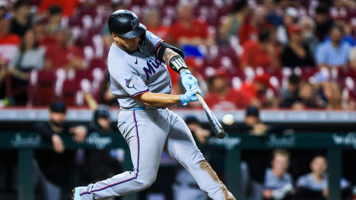 El receptor de los Marlins de Miami Agustín Ramírez batea un jonrón en el séptimo inning del partido ante los Rojos, celebrado el 7 de julio de 2025 en Cincinnati.
