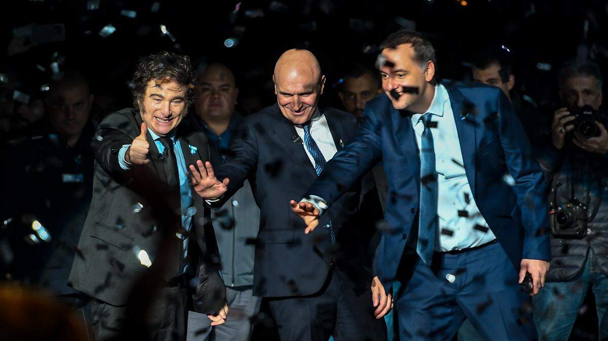Foto de archivo del presidente de Argentina, Javier Milei (izq.), el diputado José Luis Espert (centro), y el vocero presidencial Manuel Adorni, durante la presentación de un libro de Milei, el 22 de mayo de 2024, en Buenos Aires.