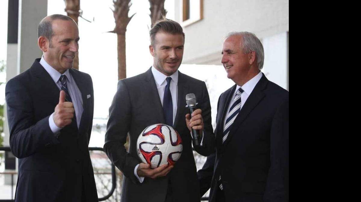 David Beckham, junto al comisionado de la Liga Mayor de Fútbol, Don Garber, y el alcalde de Miami-Dade, Carlos Giménez durante una conferencia de prensa en febrero de 2014. Hector Gabino El Nuevo Herald
