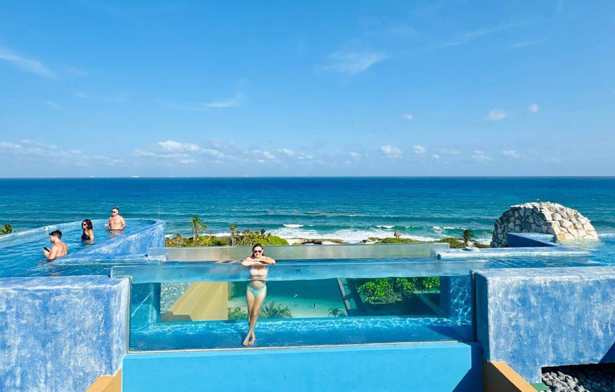 Una de las piscinas en el Hotel Xcaret en Cancún, México