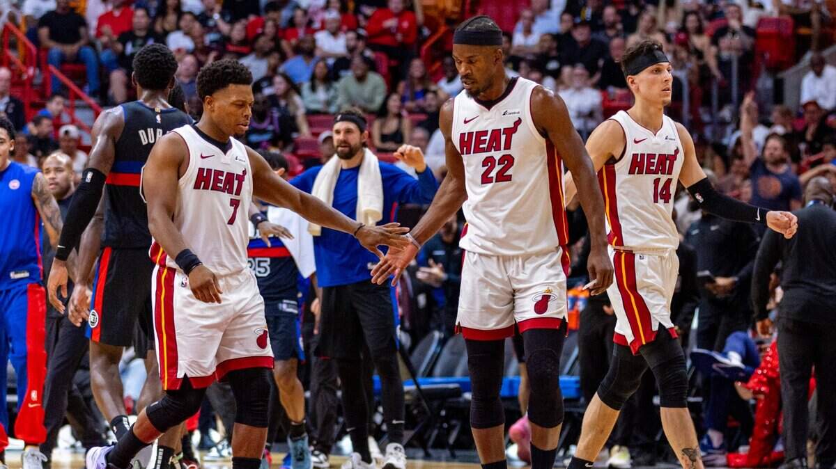 El jugador del Heat Jimmy Butler (der.) congratula a Kyle Lowry tras una jugada ante los Pistons de Detroit, en el partido celebrado el 25 de octubre de 2023 en Miami.