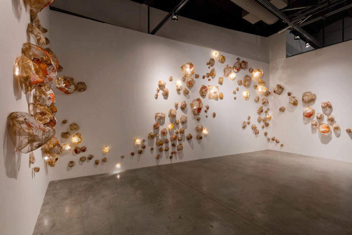 ‘Invisible Cities’, 2018, malla de cobre, papel japonés quemado y teñido, tinta, dimensiones variables.