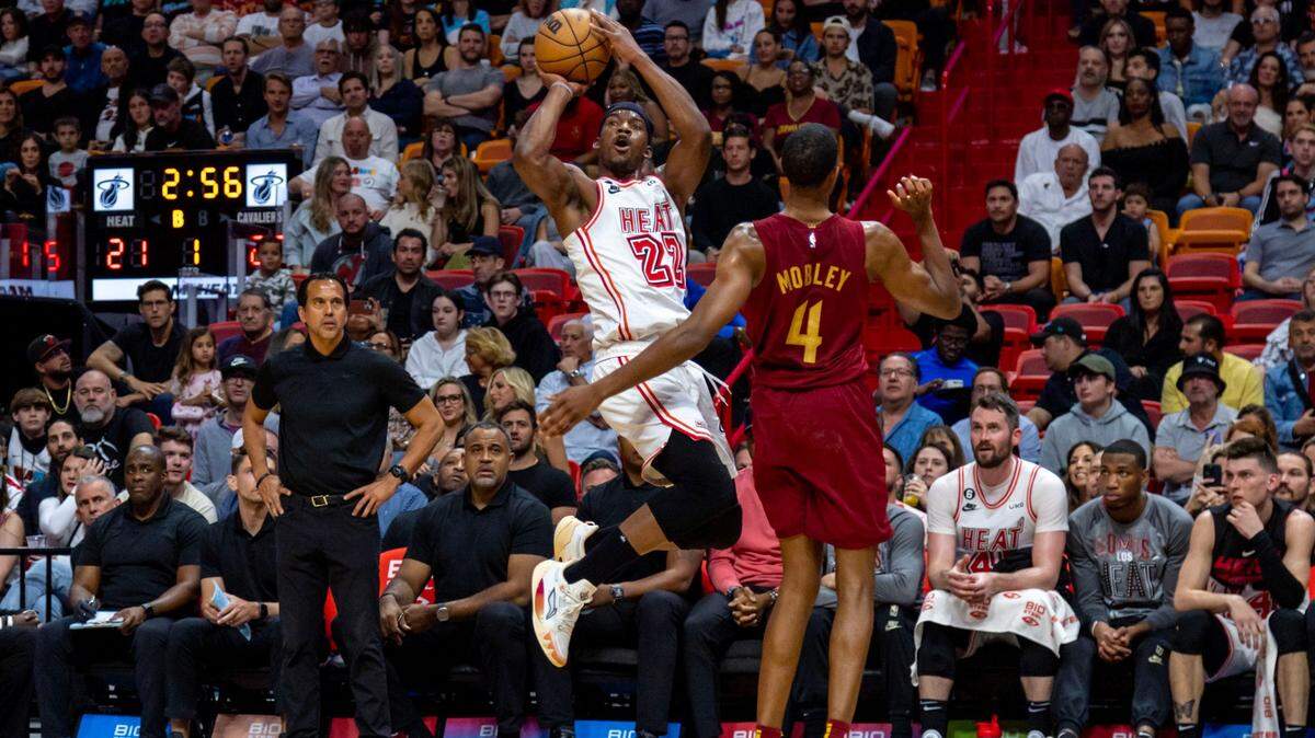 El alero de los Miami Heat, Jimmy Butler (22), dispara sobre el alero de los Cleveland Cavaliers, Evan Mobley (4), durante la primera mitad de un partido de la NBA en el Miami-Dade Arena en el centro de Miami, Florida, el viernes 10 de marzo de 2023.