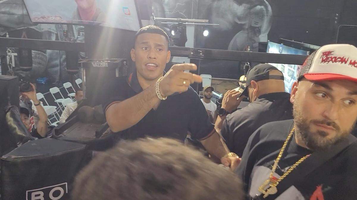 David Benavídez le dice palabras a David Morrell durante un encuentro con la prensa en el gimnasio BOXR del downtown de Miami.