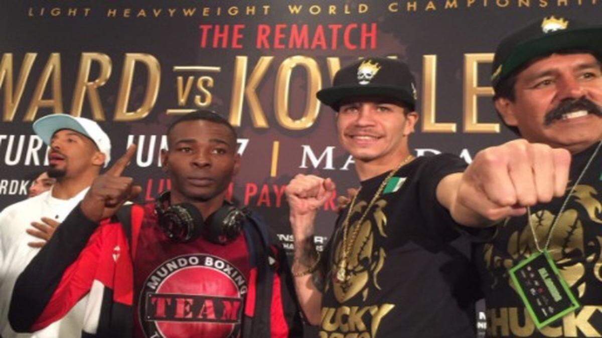 El pugilista cubano Guillermo Rigondeaux y el mexicano Moisés Flores (ambos en el centro) posan en la conferencia de prensa celebrada el jueves 15 de junio del 2017 en Las Vegas.  