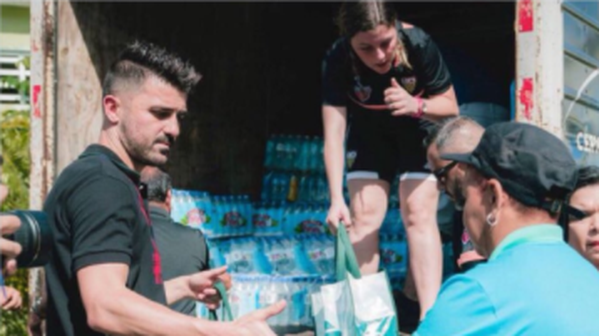 El capitán del New York City Football Club y máximo goleador de la historia de la selección española de fútbol, David Villa, visitó este fin de semana Puerto Rico donde llevó provisiones a afectados por el huracán María, informó el martes en un comunicado el equipo local de Bayamón.