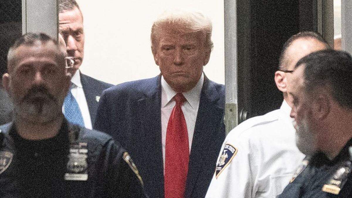 Foto de archivo que muestra al expresidente Donald Trump llegando al Tribunal Penal de Manhattan para ser acusado formalmente, el 4 de abril de 2023, en Nueva York.
