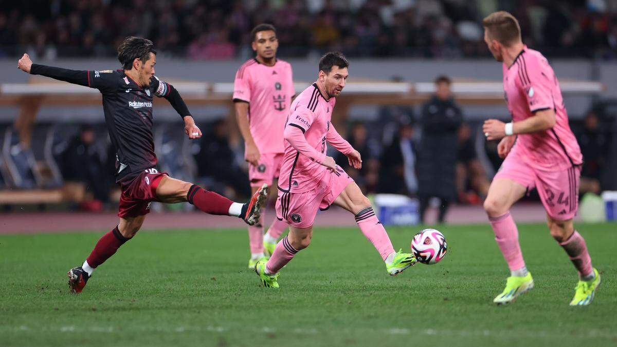 El delantero del Inter Miami Lionel Messi conduce el balón ante la marca del mediocampista del Vissel Kobe, Hotaru Yamaguchi, en el partido de pretemporada celebrado el 7 de febrero de 2024 en Tokio, Japón.