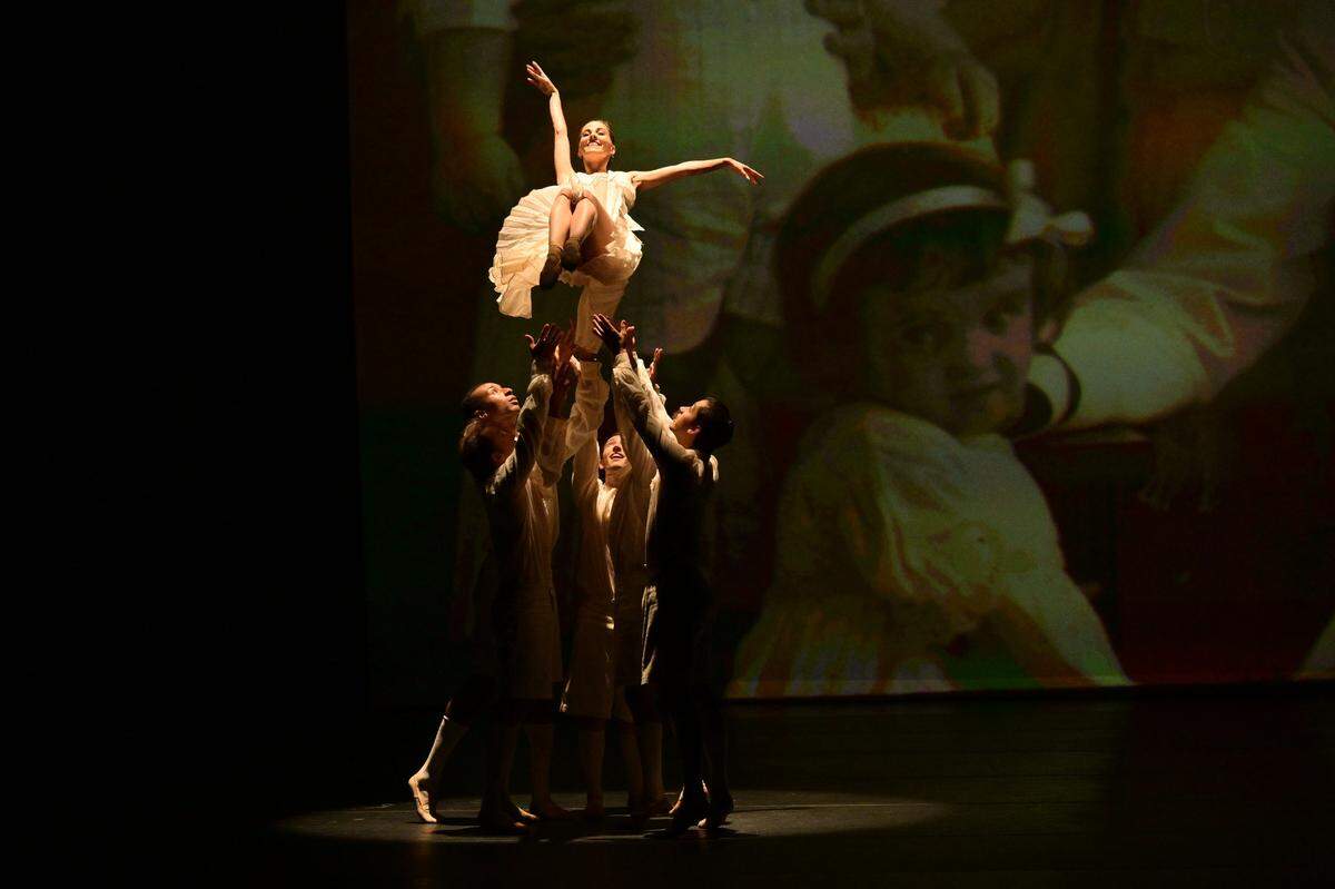 Meisy Laffitte es lanzada al aire en “Juanita y Alicia” de Septime Webre.