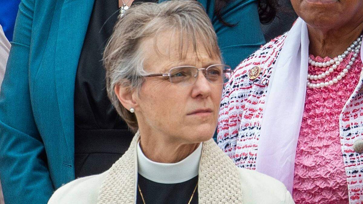 La obispa Mariann Edgar Budde de la Diócesis Episcopal de Washington durante un Momento de Silencio por el millón de vidas estadounidenses perdidas debido al COVID-19, en los escalones del Centro del Frente Este del Capitolio de los Estados Unidos, en Washington, DC, el jueves 12 de mayo de 2022. Crédito: Rod Lamkey / CNP/Sipa USA