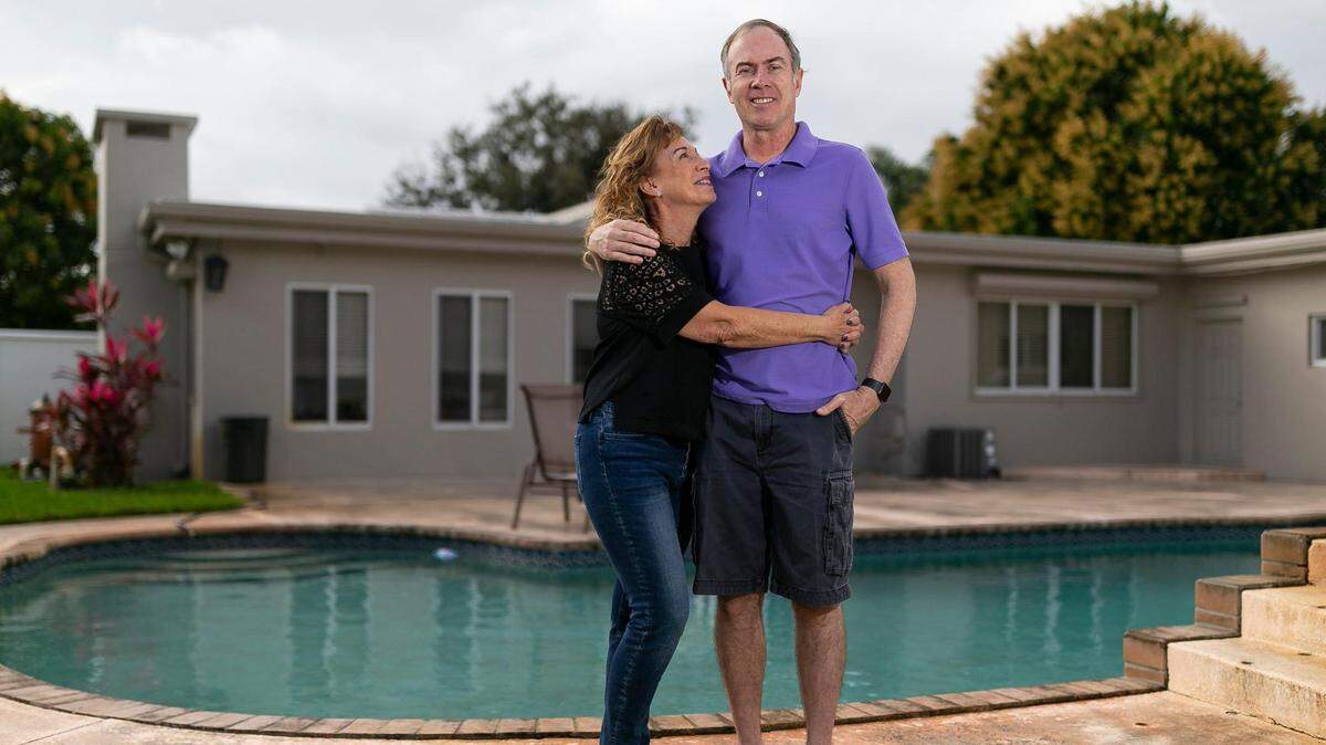 Larry VanDusseldorp, de 51 años y su esposa, Louise VanDusseldorp, de 63 años, em su casa en Hollywood, Florida. Larry dió positivo al COVID-19 el primero de oactubre. Regresó a trabajar 24 días después. A fines de noviembre sufrió un ataque al corazón causado por coágulos relacionados con el COVID.